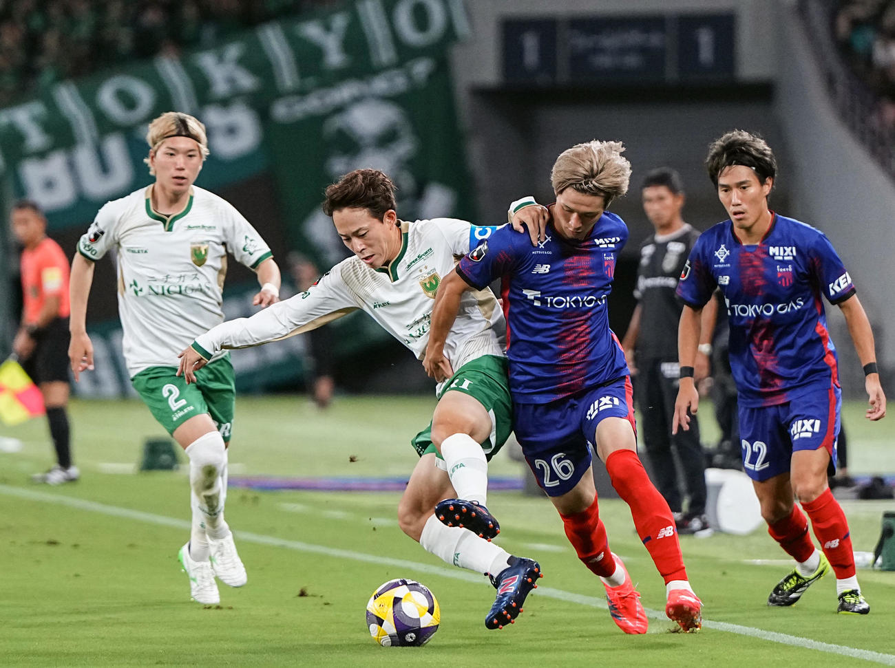 前半、競り合う東京V森田（手前左）と東京長倉（共同）
