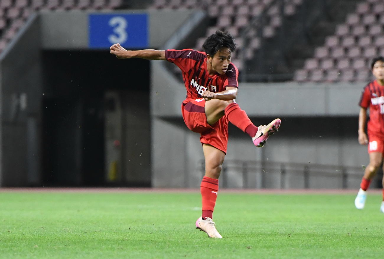 後半途中出場のU－17新潟選抜・田中がシュートを放つ（撮影・小林忠）
