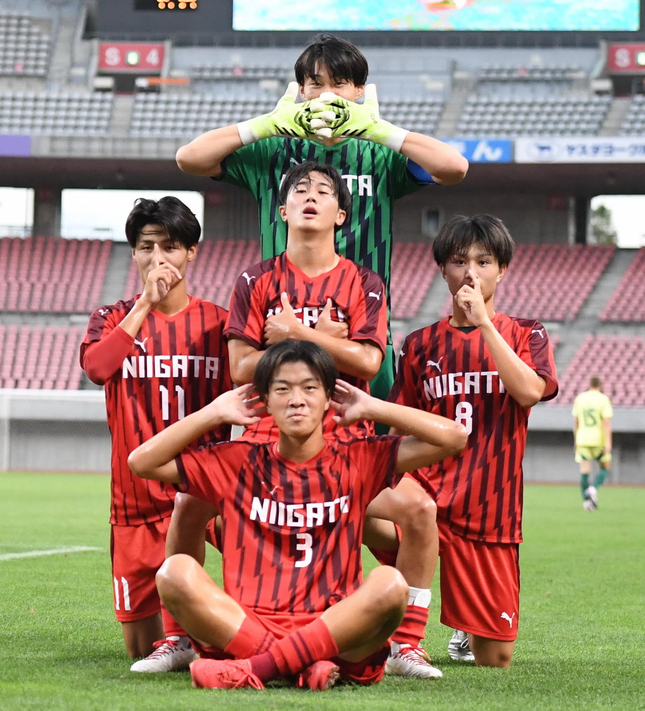 先制点を決めたU－17新潟選抜・小林（2列目中央）を中心にカメラに向かってポーズを取る（撮影・小林忠）