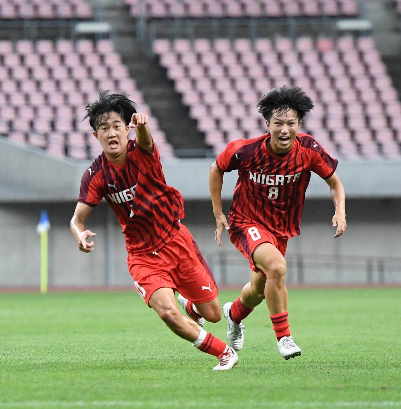 先制点を決め、カメラを指さすU－17新潟選抜・小林（左）（撮影・小林忠）