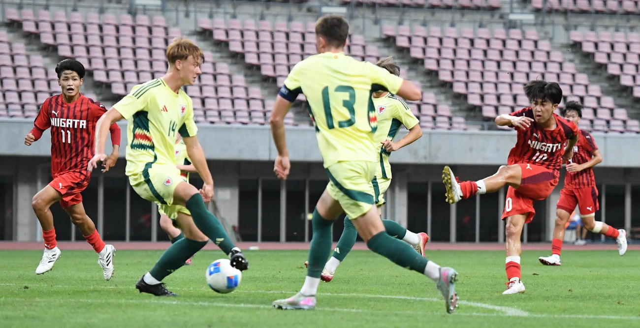 先制点を決めるU－17新潟選抜・小林（右）（撮影・小林忠）