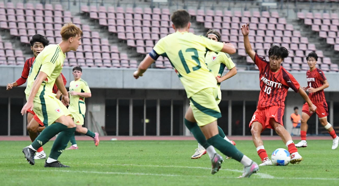先制点を決めるU－17新潟選抜・小林（右）（撮影・小林忠）
