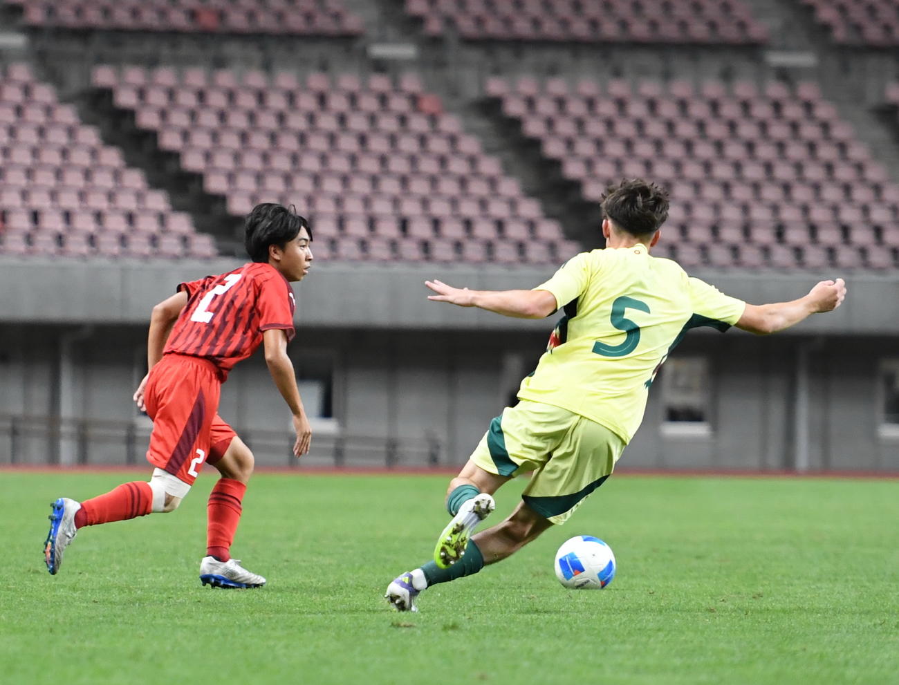 ドリブルするU－17新潟選抜・竹内（左）（撮影・小林忠）
