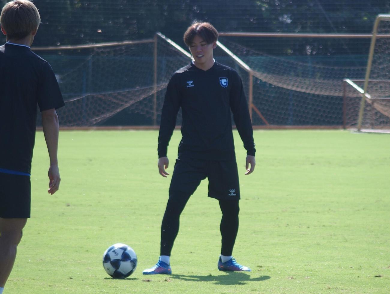 ACL2東方戦の公式練習でボールを受けるG大阪FW満田