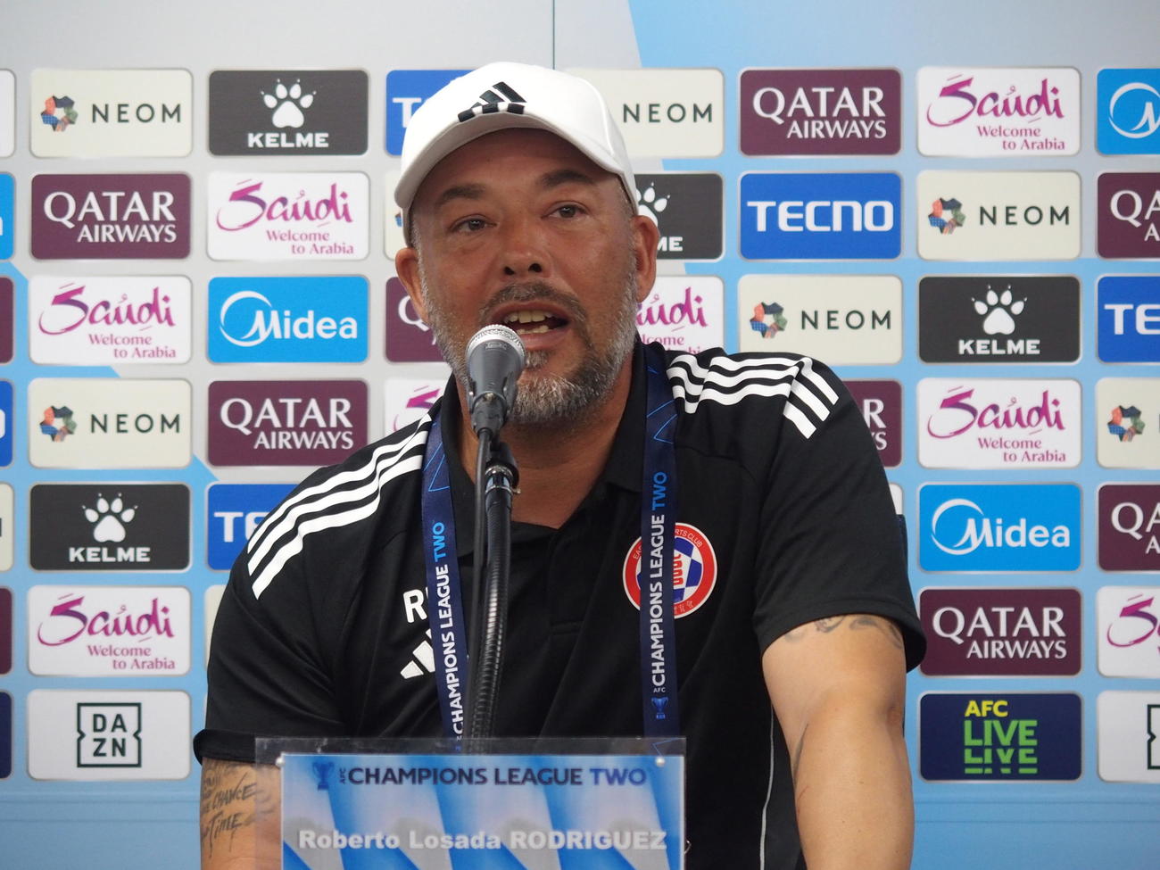 ACL2G大阪戦の公式会見に出席した東方のロベルト・ロサダ・ロドリゲス監督