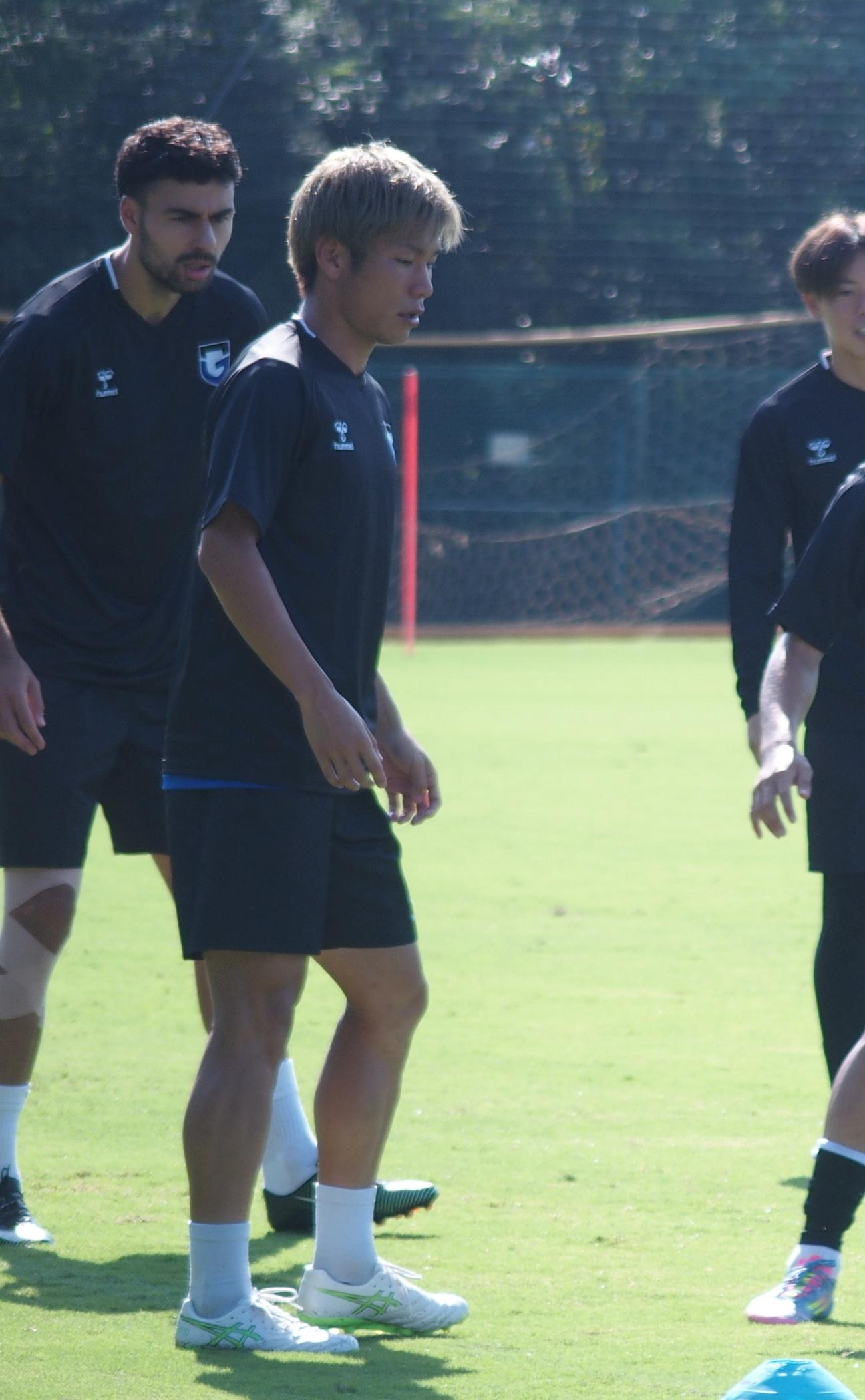 ACL2東方戦の公式練習でボールを受けるG大阪DF黒川