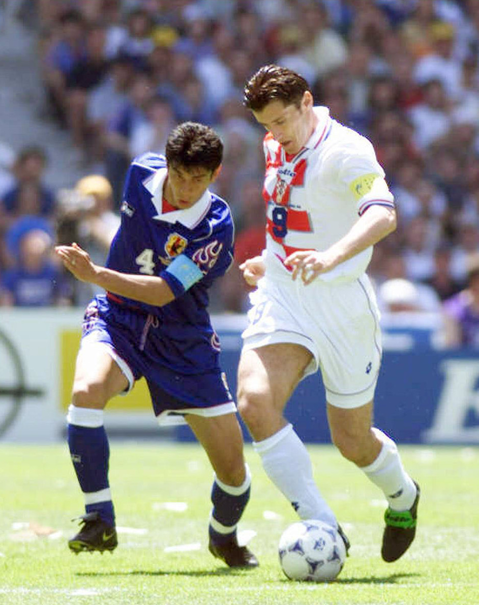 1998年W杯フランス大会・1次リーグH組　クロアチアのスーケル（右）と競り合う井原正巳さん（1998年6月20日撮影）