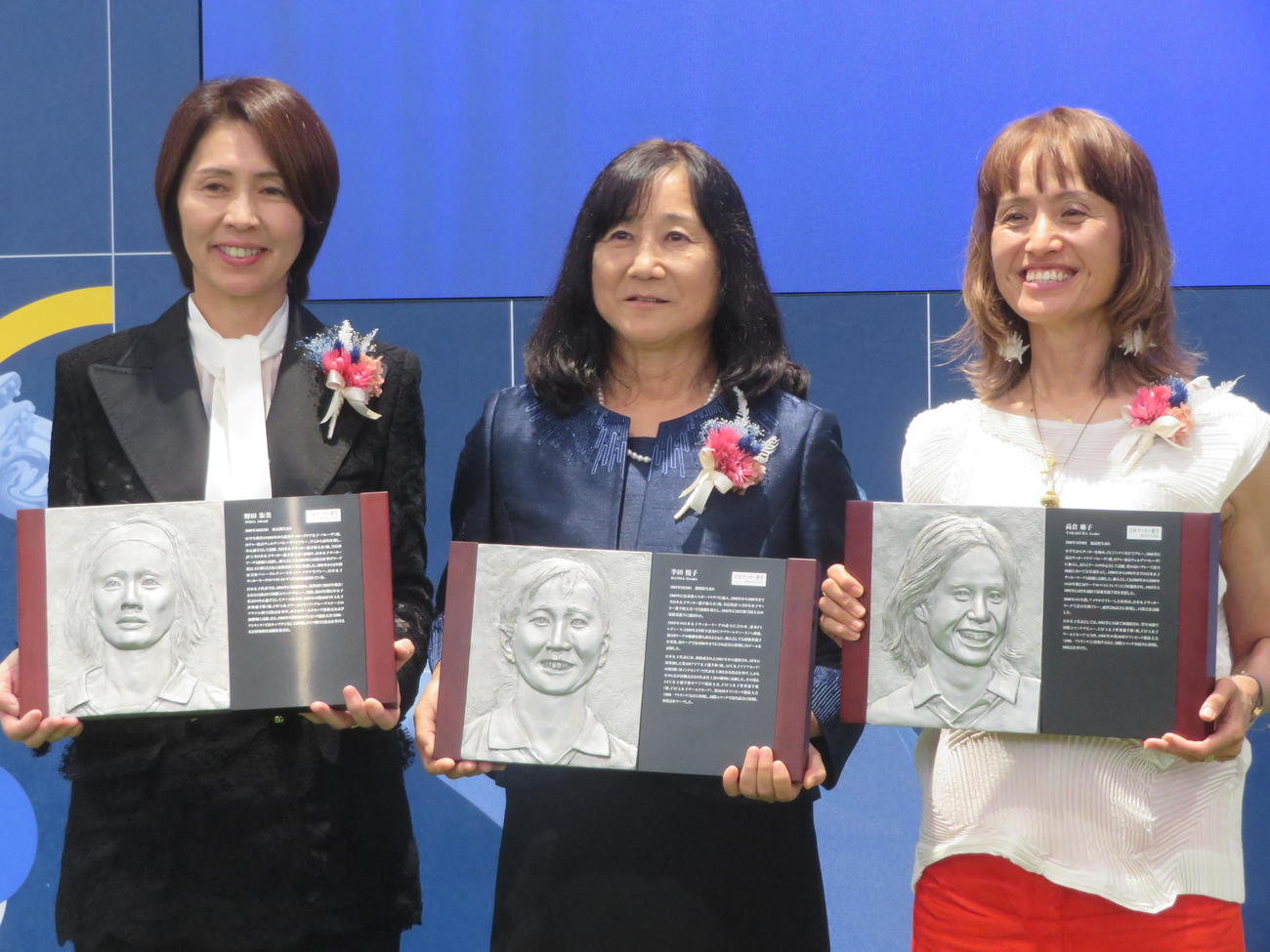 第21回日本サッカー殿堂掲額式典に出席した、左から元女子日本代表の野田朱美さん、半田悦子さん、高倉麻子さん（撮影・佐藤成）