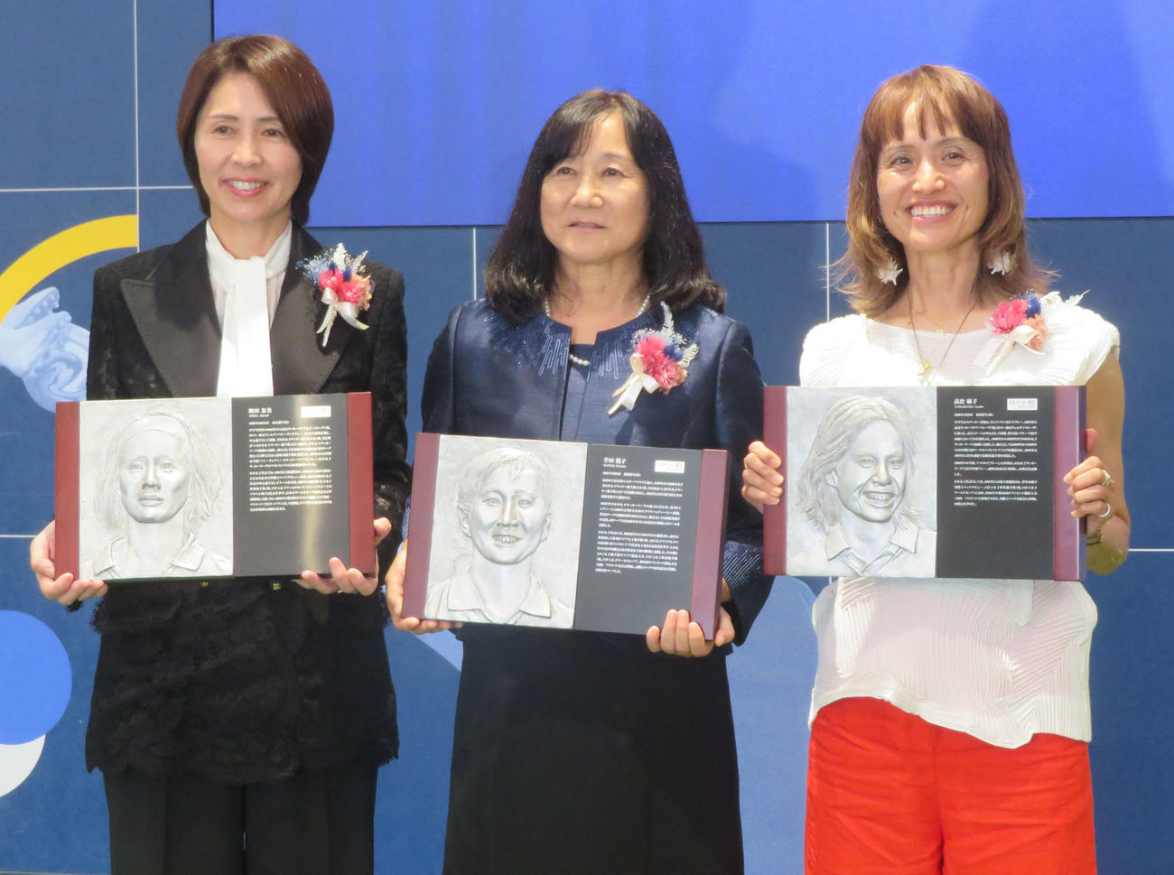第21回日本サッカー殿堂掲額式典に出席した、左から元女子日本代表の野田朱美さん、半田悦子さん、高倉麻子さん（撮影・佐藤成）