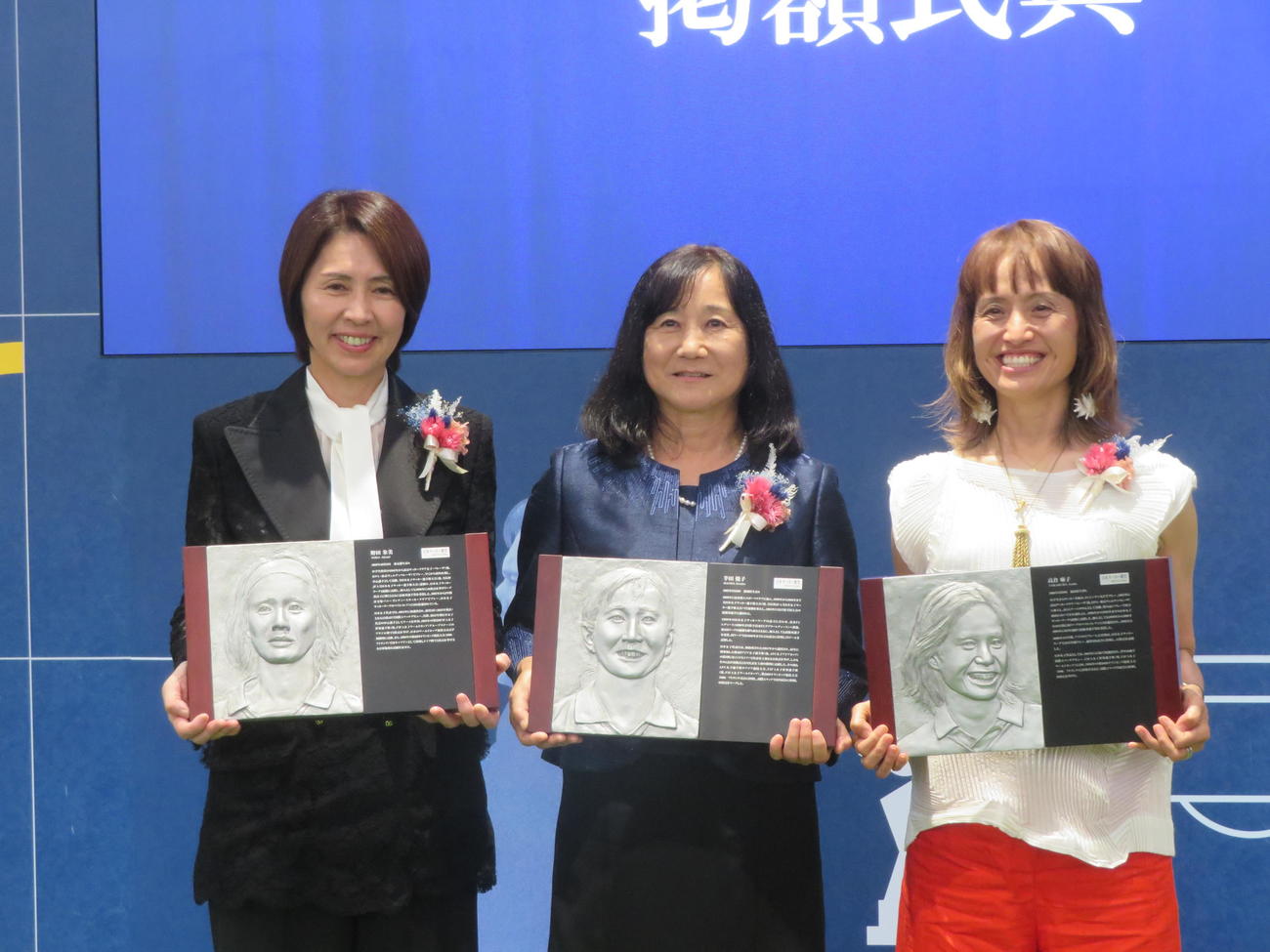 第21回日本サッカー殿堂掲額式典に出席した、左から元女子日本代表の野田朱美さん、半田悦子さん、高倉麻子さん（撮影・佐藤成）