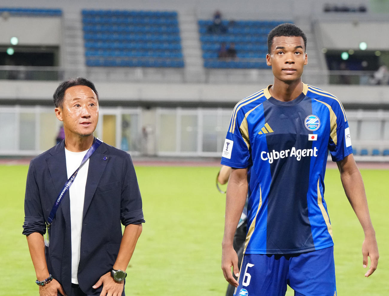 町田対FCソウル　試合後、サポーターにあいさつする町田黒田監督（左）と望月（撮影・江口和貴）