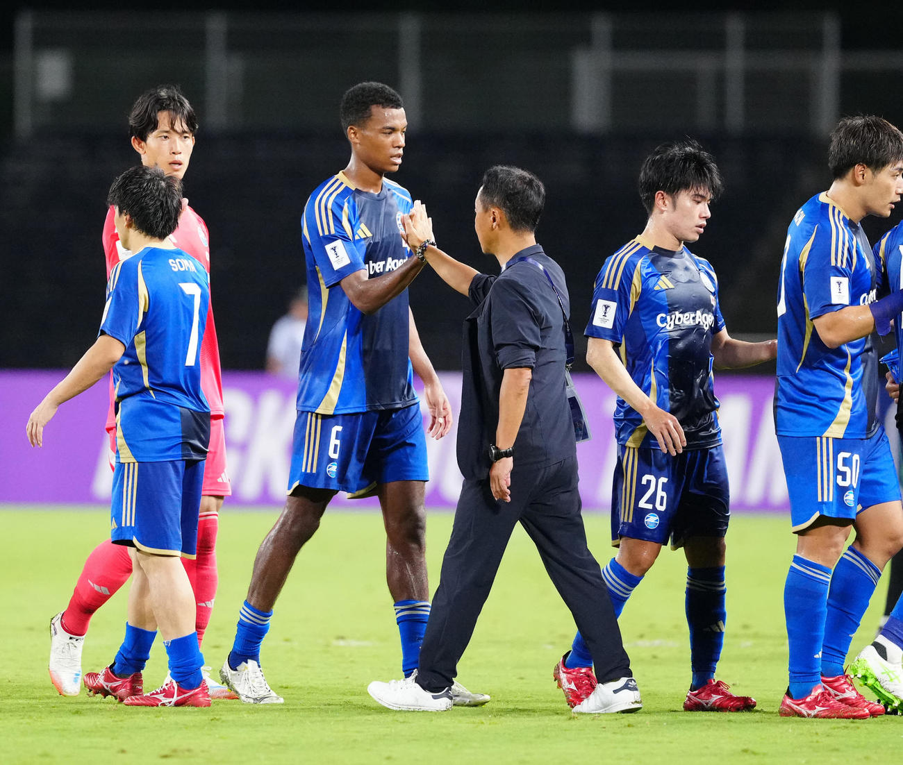 町田対FCソウル　試合後、町田黒田監督（左から4人目）とタッチを交わす望月（撮影・江口和貴）