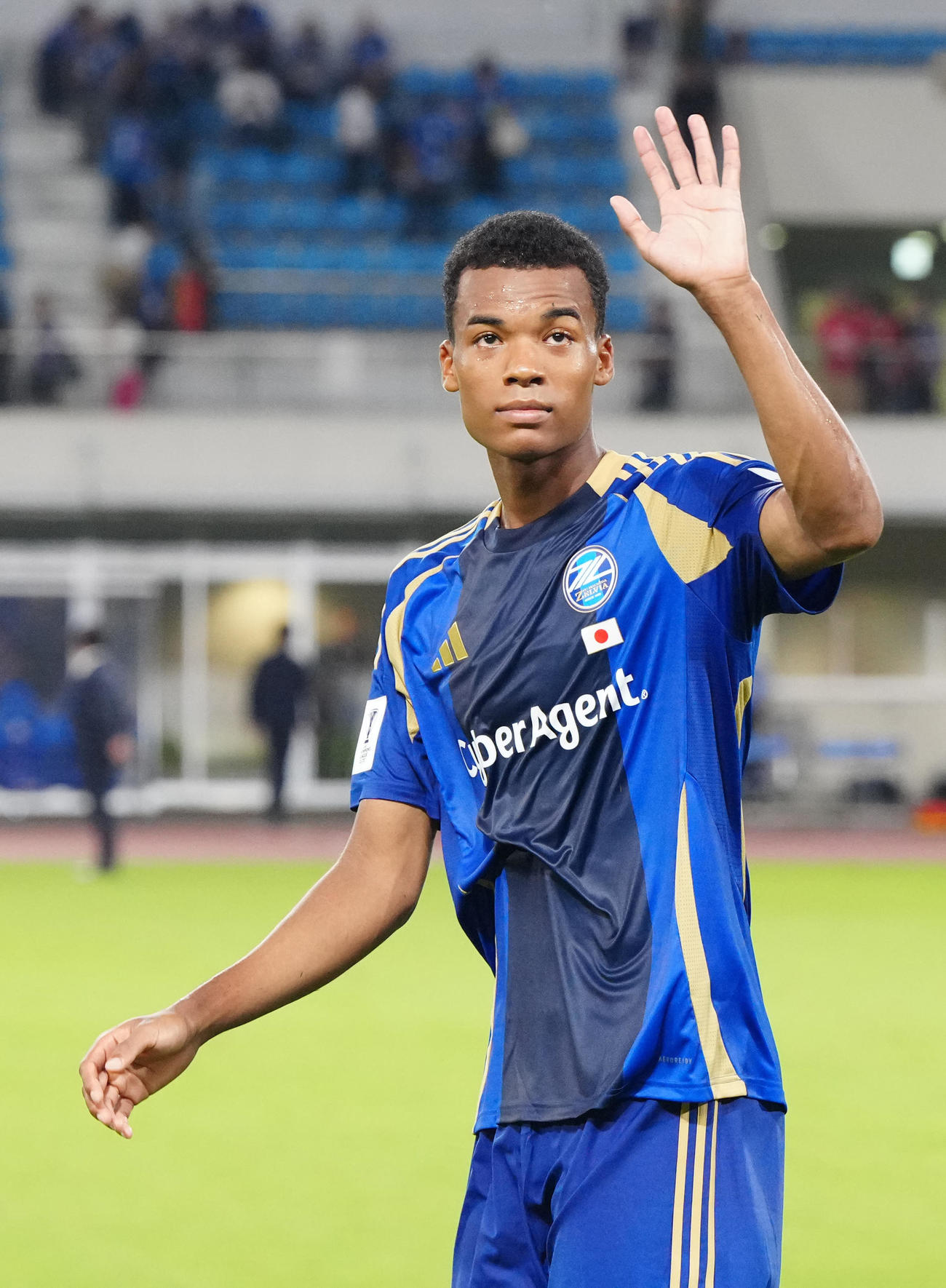 町田対FCソウル　試合後、サポーターにあいさつする町田望月（撮影・江口和貴）