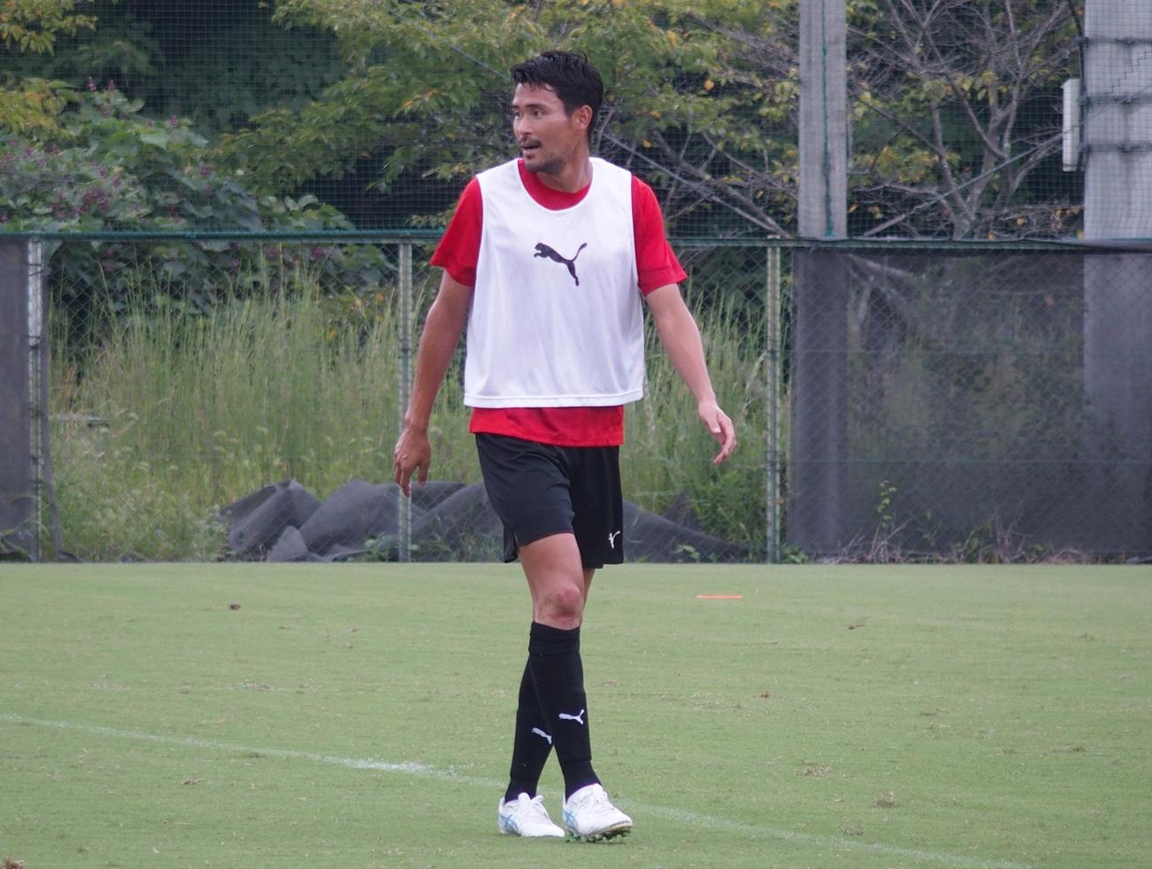 練習でボールの行方を追う京都DF鈴木義宜（撮影・永田淳）