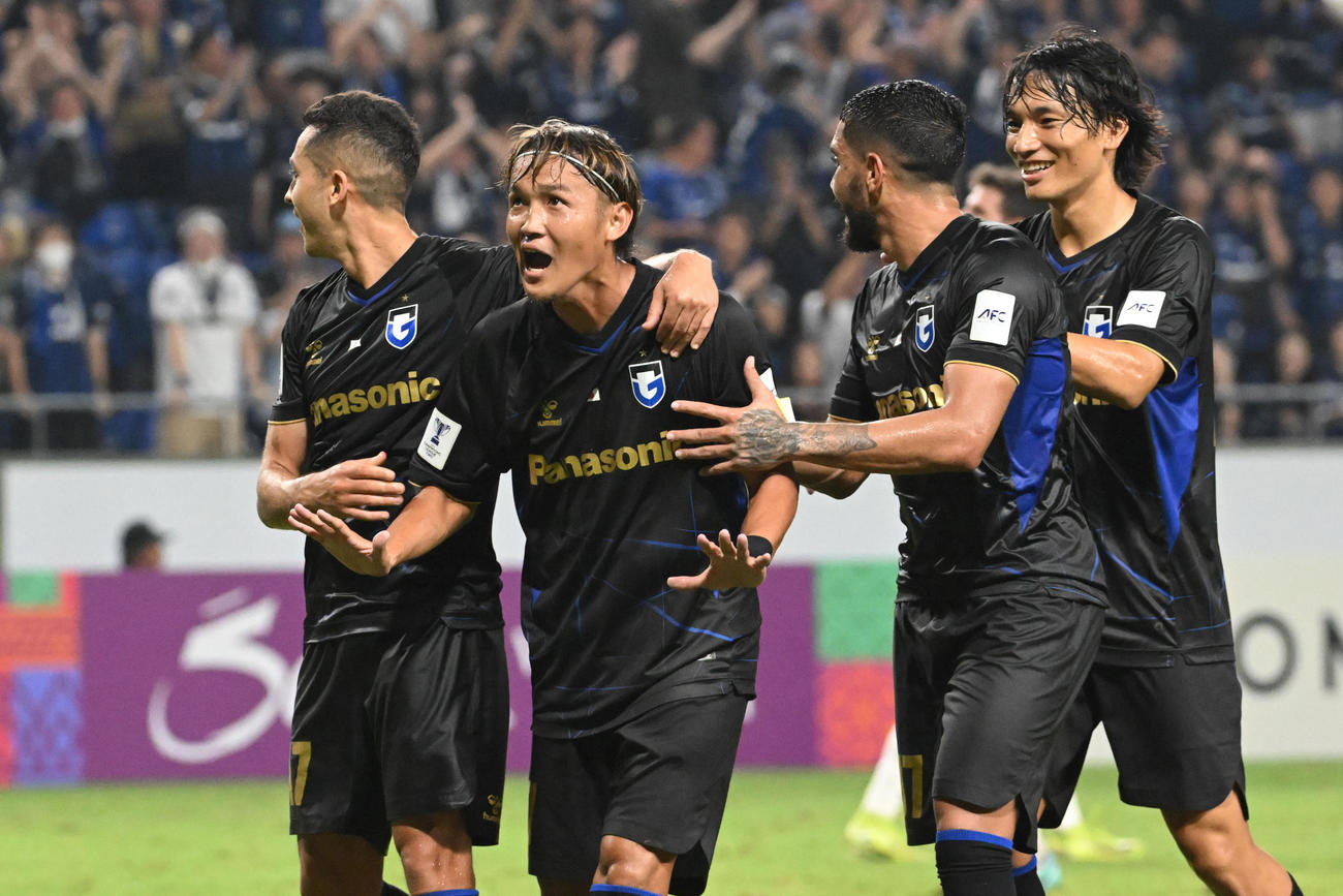 G大阪対東方　後半、ゴールを決め喜ぶG大阪宇佐美（左から2人目）（撮影・滝沢美穂子）