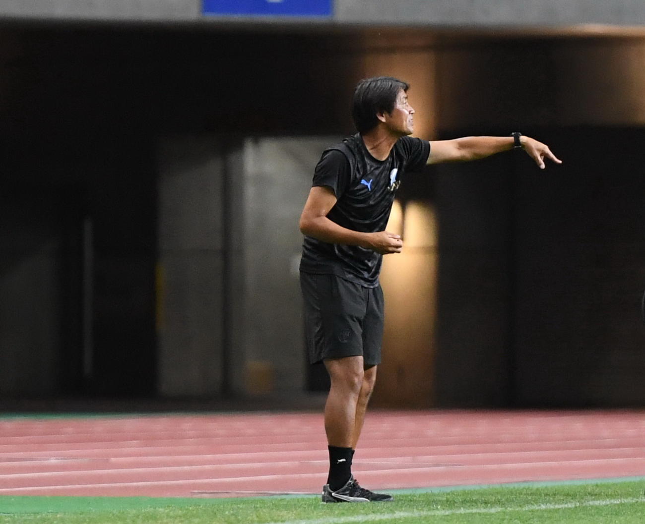 ベンチ前で選手に指示を出すU－17新潟選抜の藤田監督（撮影・小林忠）