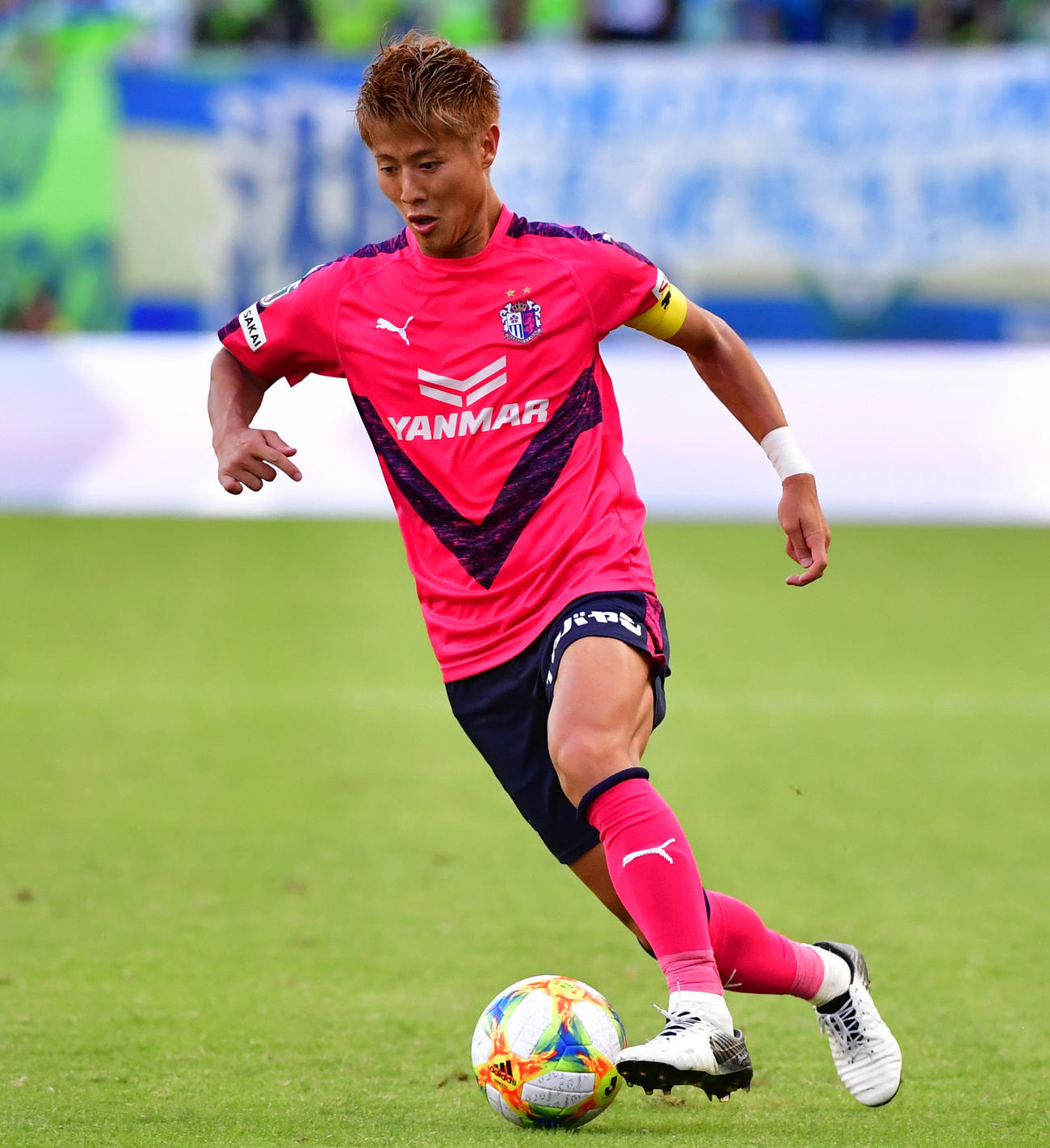 19年11月の湘南戦でドリブルで仕掛けるC大阪FW柿谷曜一朗