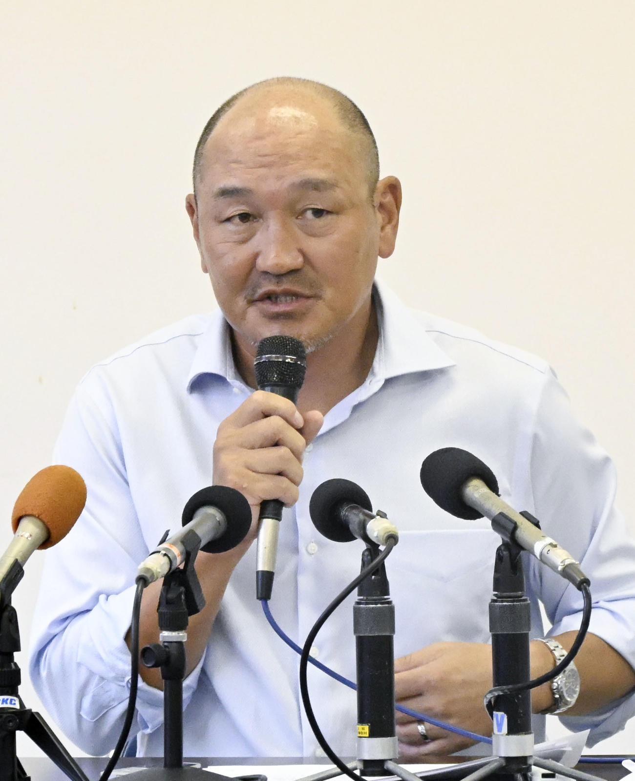 記者会見で辞意を表明したサッカーJ3高知の秋田監督（共同）