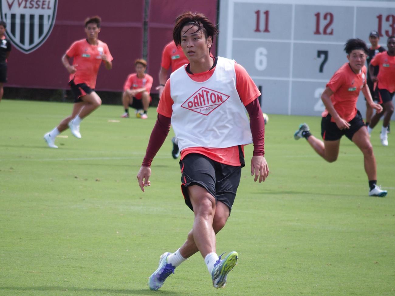 全体練習に合流した神戸DF永戸（撮影・永田淳）