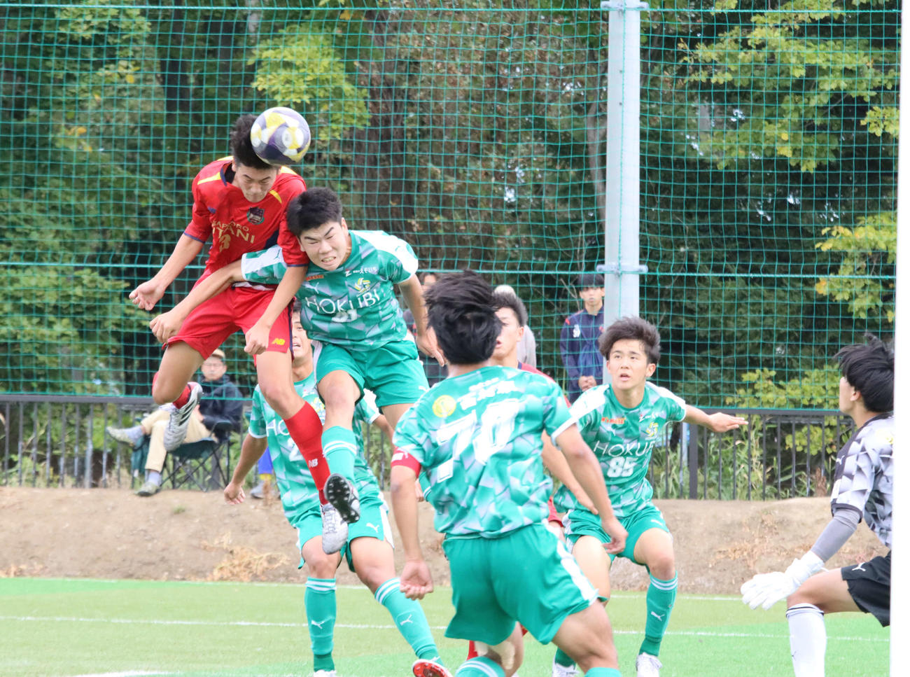 前半40分、ヘディングで勝ち越しゴールを決める札幌大谷の大石（左端）（撮影・保坂果那）
