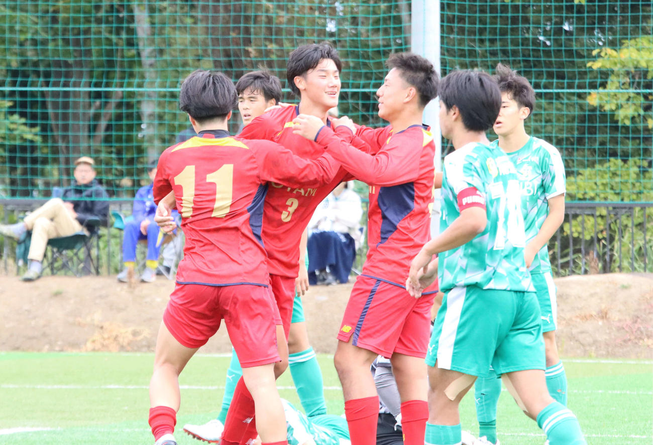 前半40分、勝ち越しゴールを決めて喜ぶ札幌大谷の大石（手前左から2人目）（撮影・保坂果那）