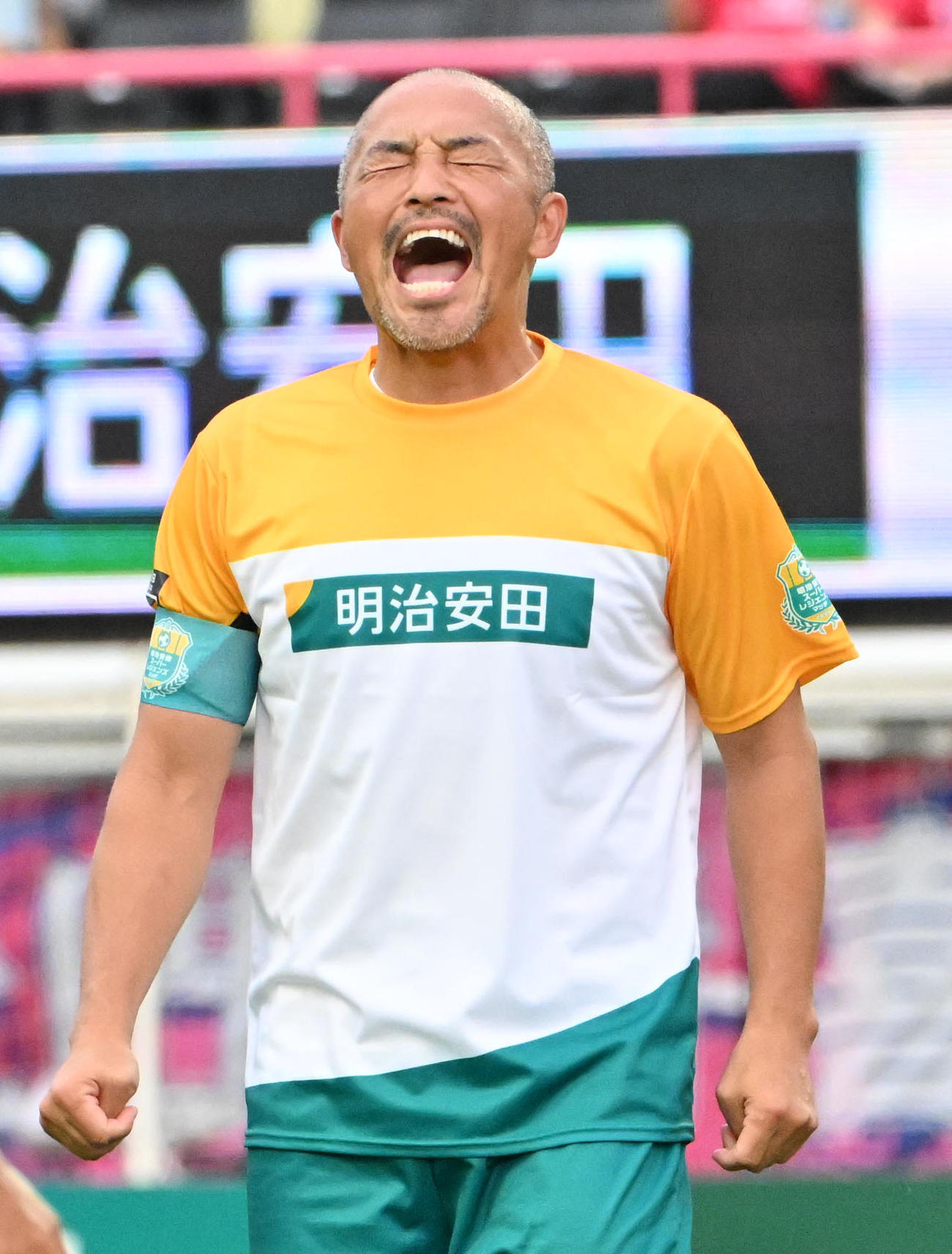 明治安田スーパーレジェンズvs.セレッソ大阪レジェンズ　後半、ゴールを外し悔しがる明治安田スーパーレジェンズの小野（撮影・石井愛子）