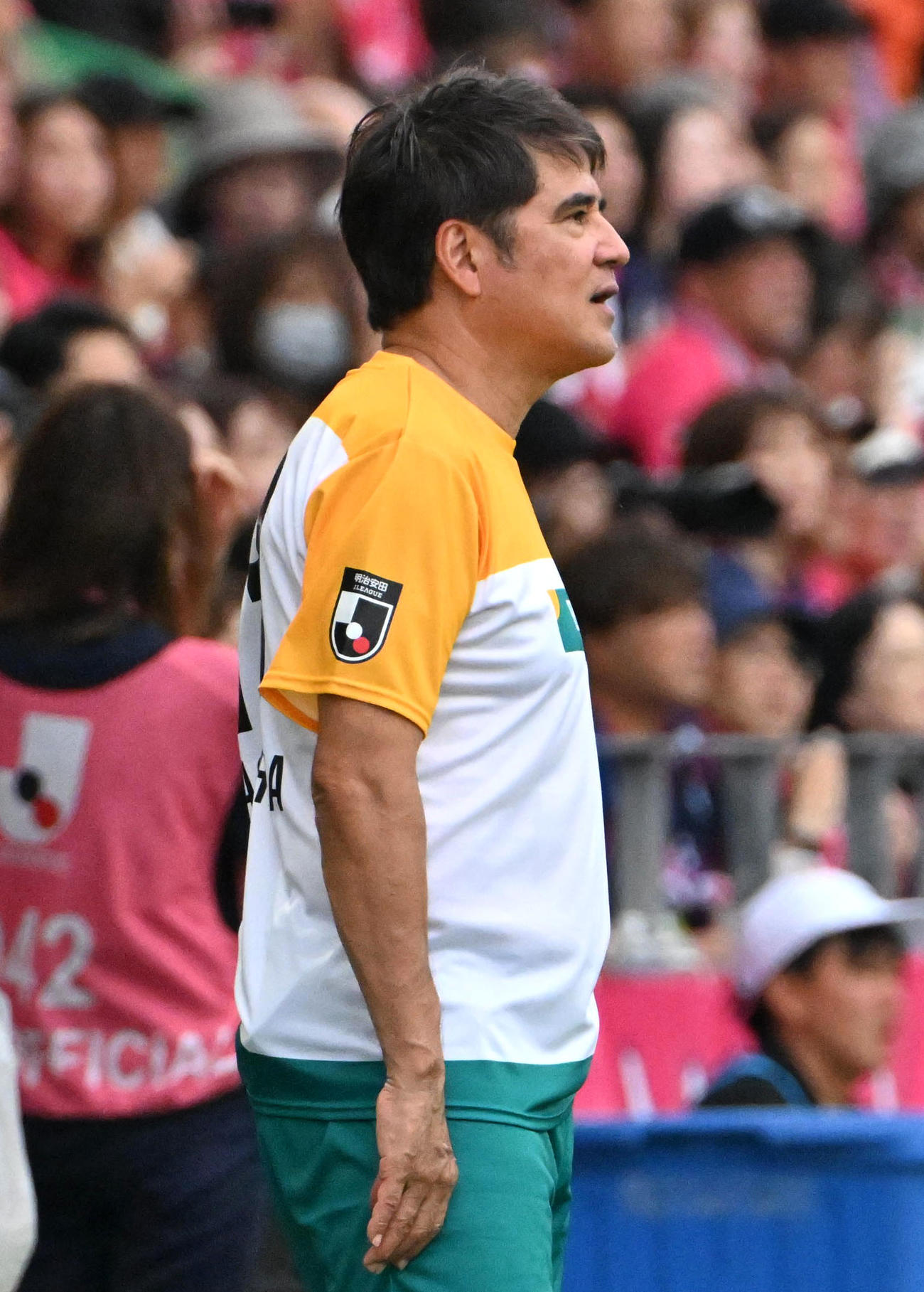 明治安田スーパーレジェンズvs.セレッソ大阪レジェンズ　前半、試合を見つめる明治安田スーパーレジェンズの永島監督（撮影・石井愛子）