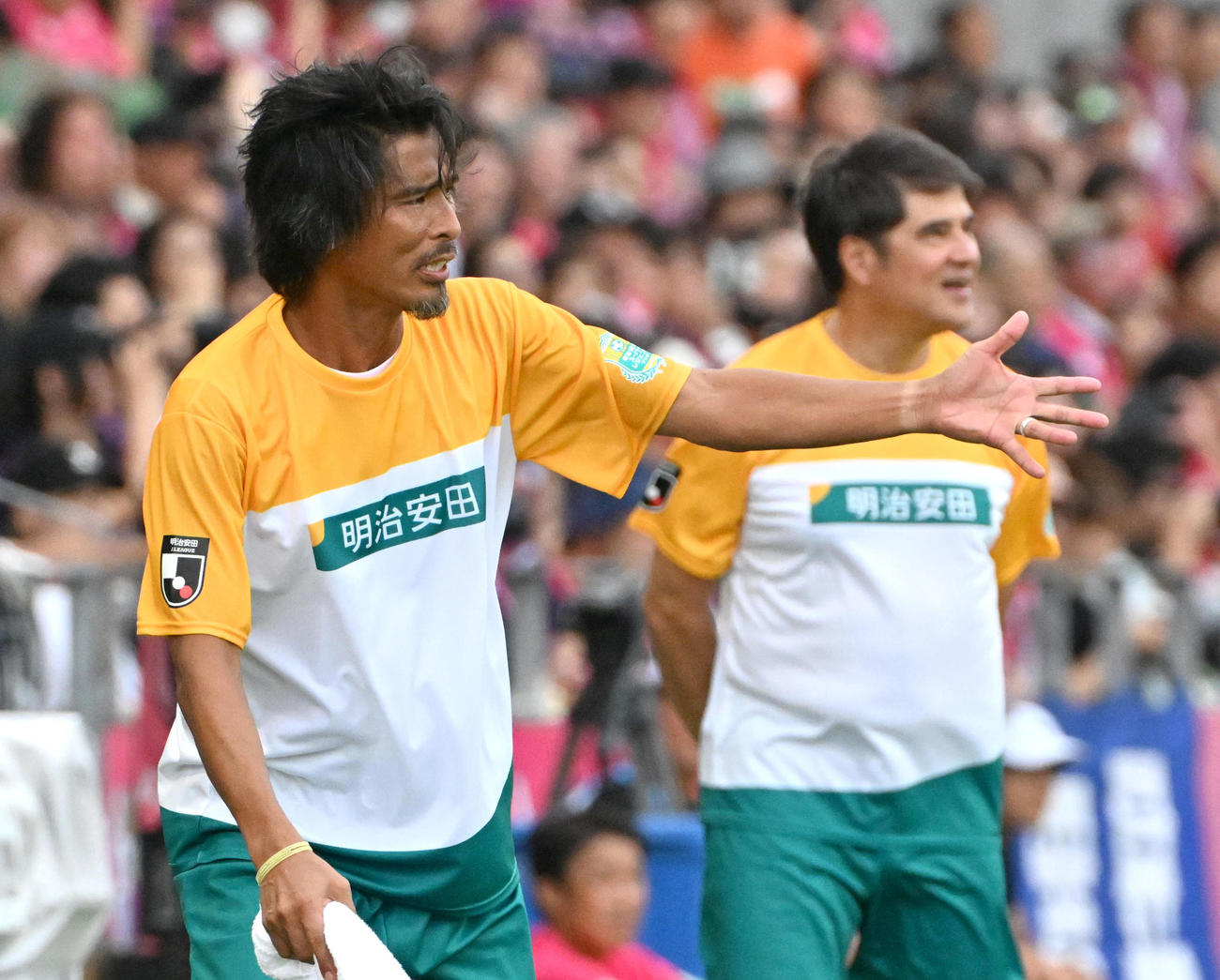 明治安田スーパーレジェンズvs.セレッソ大阪レジェンズ　後半、選手を応援する明治安田スーパーレジェンズの中沢（左）。右は永島監督（撮影・石井愛子）