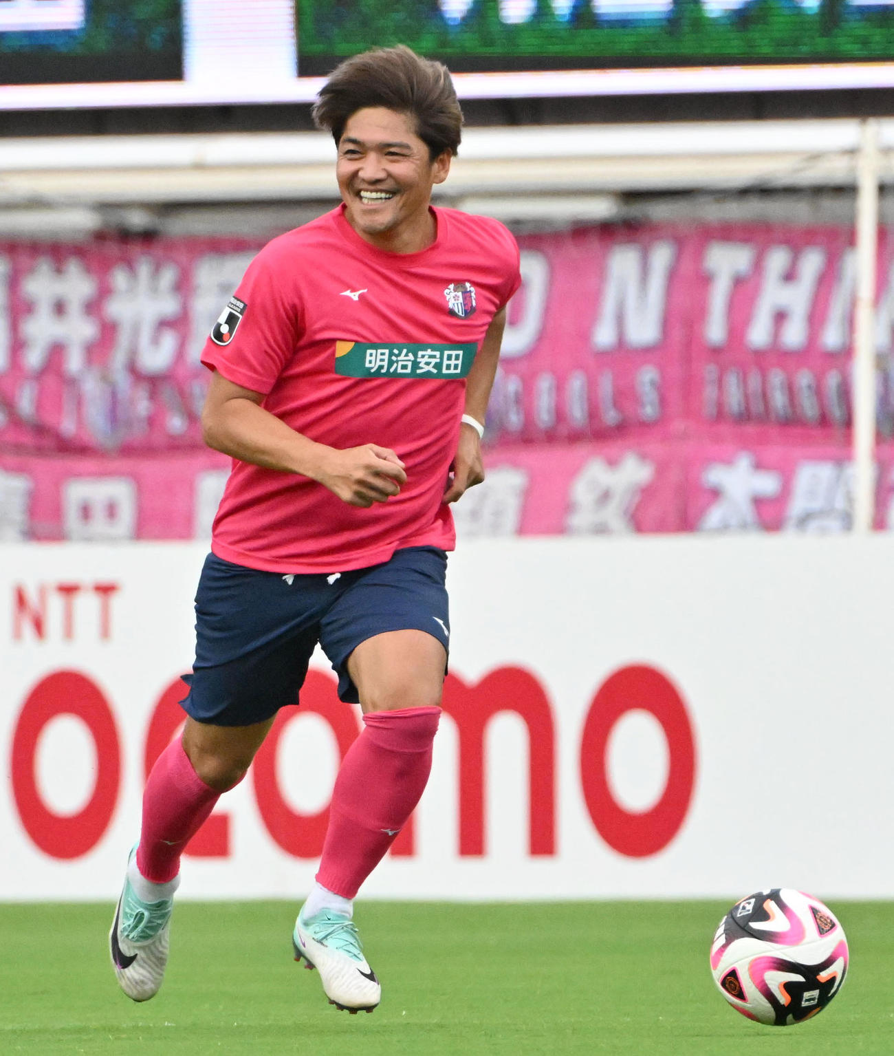 明治安田スーパーレジェンズvs.C大阪レジェンズ　前半、笑顔でドリブルをするC大阪レジェンズの大久保（撮影・石井愛子）