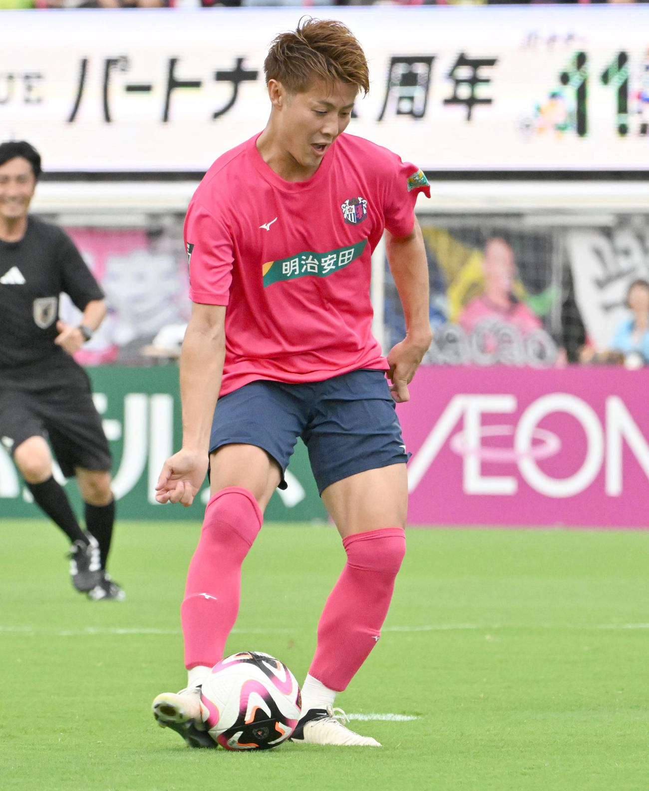 明治安田スーパーレジェンズ対C大阪レジェンズ　前半、ゴールを決めるC大阪レジェンズの柿谷氏（撮影・石井愛子）