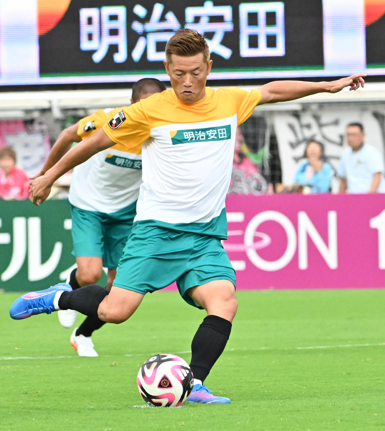 明治安田スーパーレジェンズ対C大阪レジェンズ　後半、ゴールを狙う明治安田スーパーレジェンズの播戸氏（撮影・石井愛子）