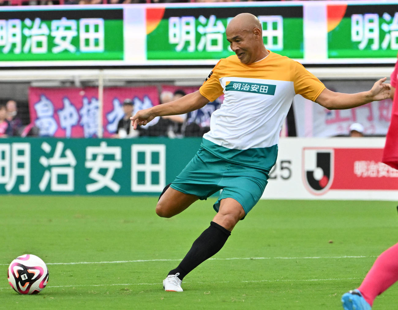 明治安田スーパーレジェンズvs.セレッソ大阪レジェンズ　後半、ゴールを狙う明治安田スーパーレジェンズの高原（撮影・石井愛子）
