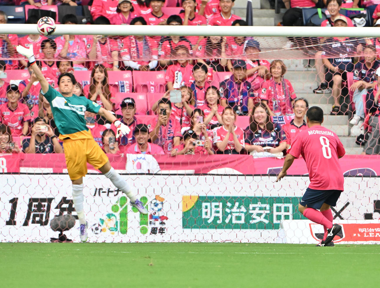明治安田スーパーレジェンズvs.セレッソ大阪レジェンズ　後半、PKを外すセレッソ大阪代表取締役会長・森島氏（右）（撮影・石井愛子）