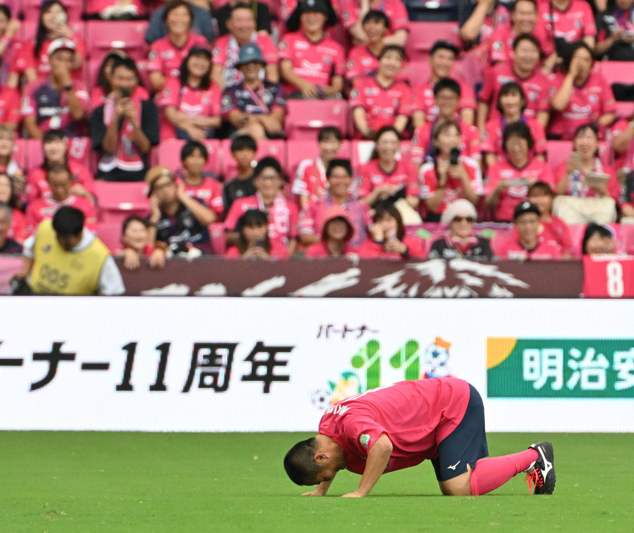 明治安田スーパーレジェンズvs.セレッソ大阪レジェンズ　後半、PKを外し謝るセレッソ大阪代表取締役会長・森島氏（撮影・石井愛子）
