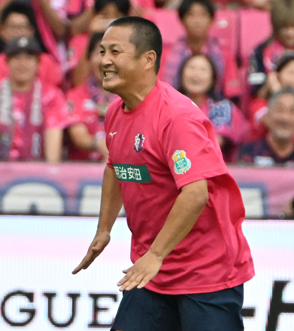 明治安田スーパーレジェンズvs.セレッソ大阪レジェンズ　後半、PKを外し謝るセレッソ大阪代表取締役会長・森島氏（撮影・石井愛子）