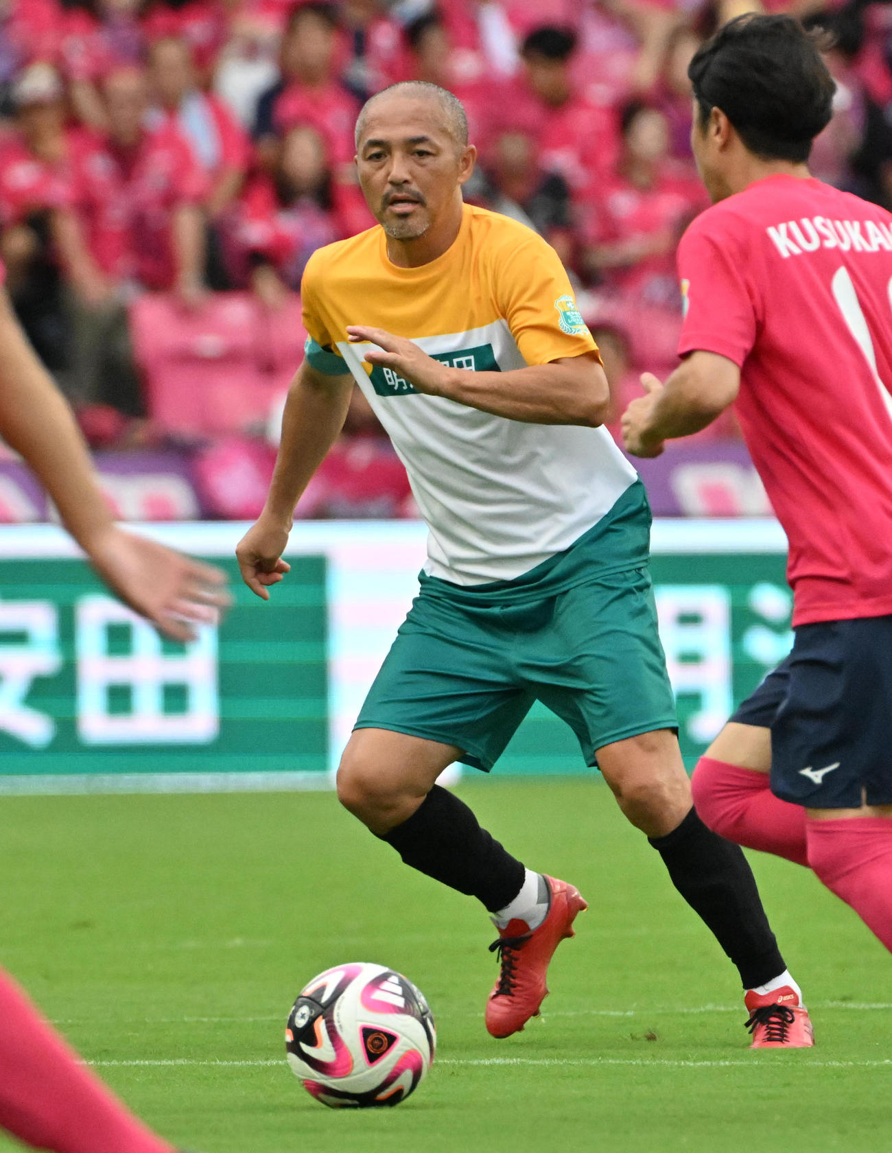 明治安田スーパーレジェンズvs.セレッソ大阪レジェンズ　後半、ドリブルをする明治安田スーパーレジェンズの小野（撮影・石井愛子）