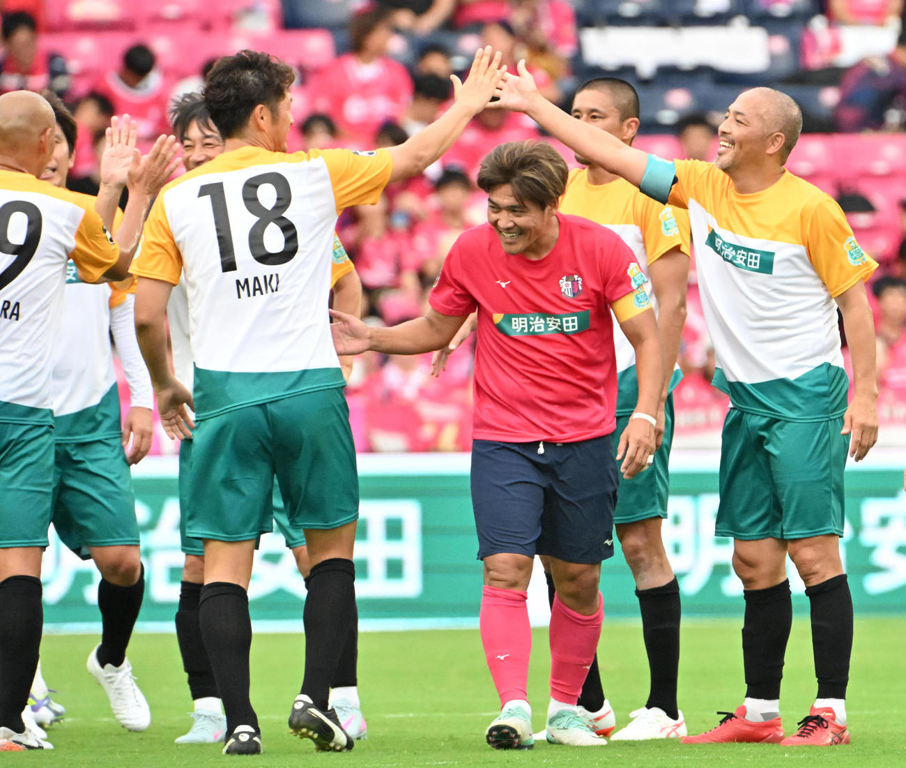 明治安田スーパーレジェンズvs.セレッソ大阪レジェンズ　試合終了後笑顔を見せる明治安田スーパーレジェンズの小野（右）、セレッソ大阪レジェンズの大久保（撮影・石井愛子）
