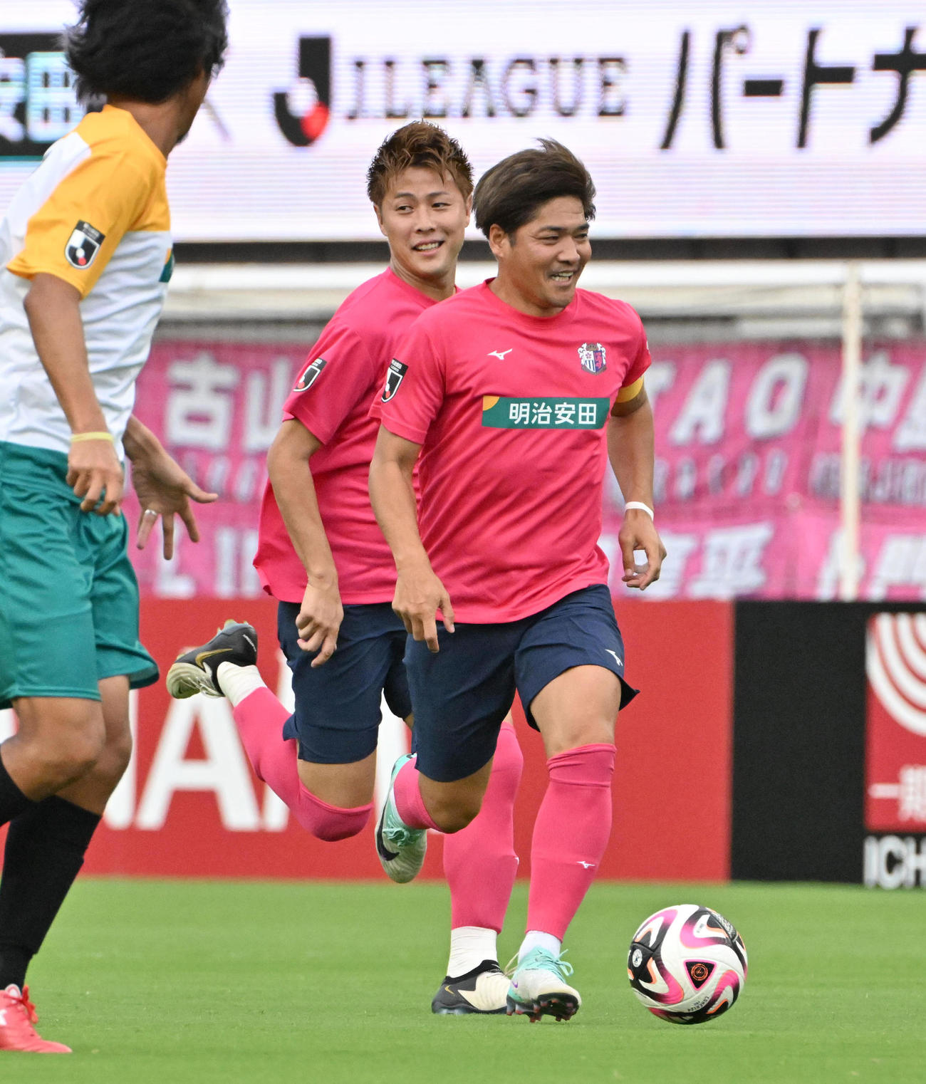 明治安田スーパーレジェンズvs.セレッソ大阪レジェンズ　前半、攻め込むセレッソ大阪レジェンズの大久保（右）、柿谷（撮影・石井愛子）
