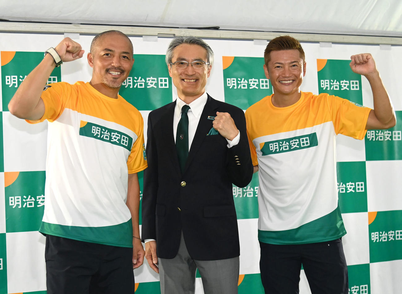 記念撮影をする（左から）小野伸二、明治安田生命保険相互会社取締役代表執行役社長・永島英器氏　播戸竜二（撮影・石井愛子）