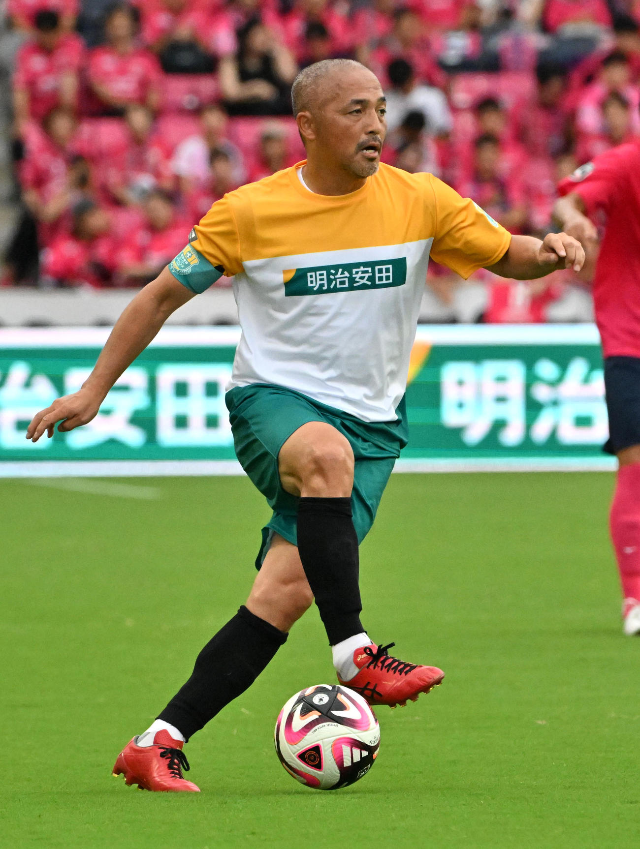 明治安田スーパーレジェンズ対C大阪レジェンズ　後半、ドリブルをする明治安田スーパーレジェンズの小野氏（撮影・石井愛子）