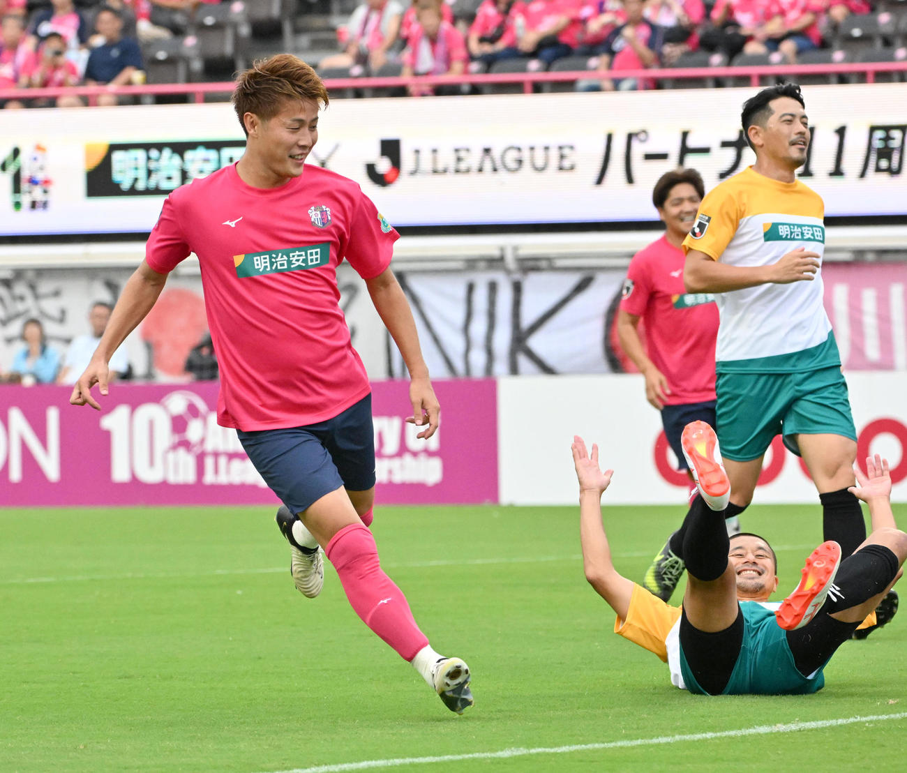 明治安田スーパーレジェンズvs.セレッソ大阪レジェンズ　前半、ゴールを決めるセレッソ大阪レジェンズの柿谷（左）（撮影・石井愛子）