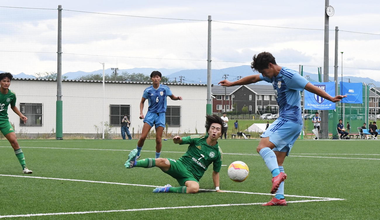 後半、左足でシュートを放つ新潟医療福祉大・矢崎レイス（右）（撮影・小林忠）