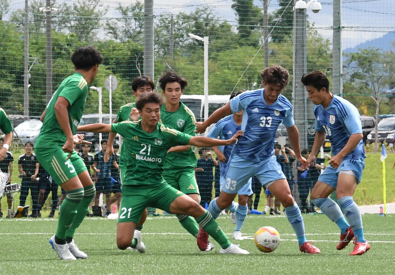 後半、相手をなぎ倒しながらドリブルする新潟医療福祉大・矢崎レイス（右から2人目）（撮影・小林忠）