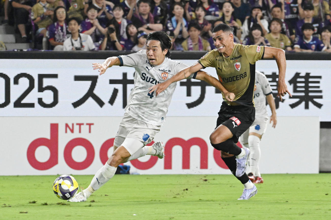 京都対清水　前半、ボールを奪い合う京都レオ・ゴメス（右）と清水蓮川（撮影・滝沢美穂子）