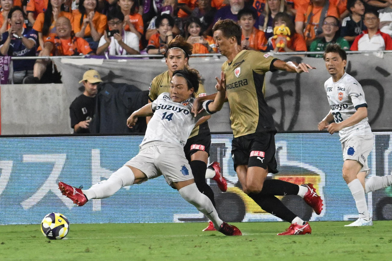京都対清水　前半、ボールを奪い合う京都長原（右）と清水山原（撮影・滝沢美穂子）