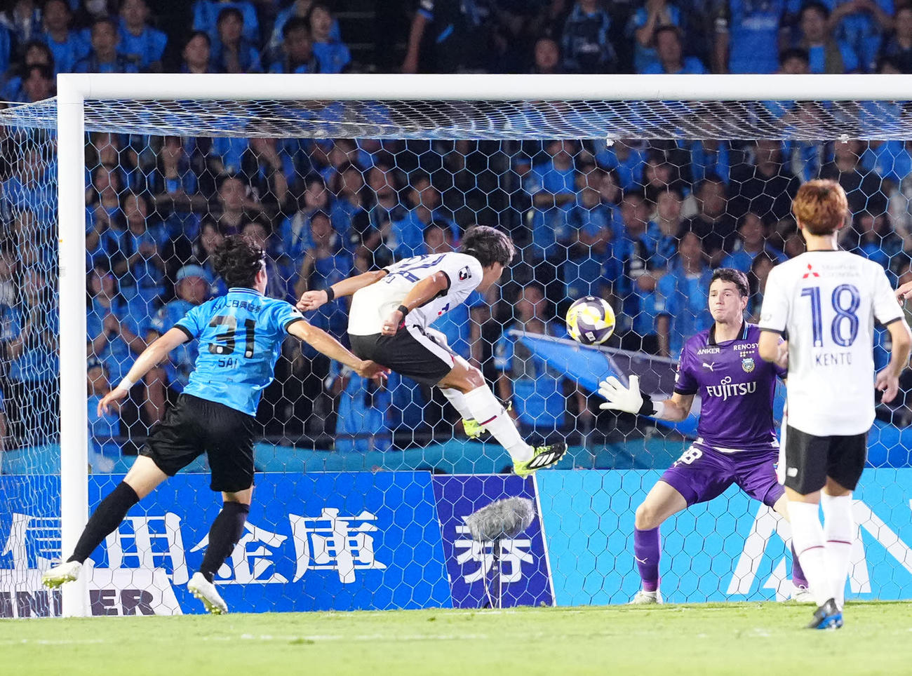 川崎F対東京　前半、ヘディングで先制ゴールを決める東京遠藤（中央左）（撮影・江口和貴）