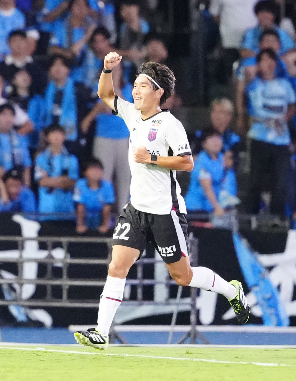 川崎F対東京　前半、先制ゴールを決めガッツポーズを見せる東京遠藤（撮影・江口和貴）