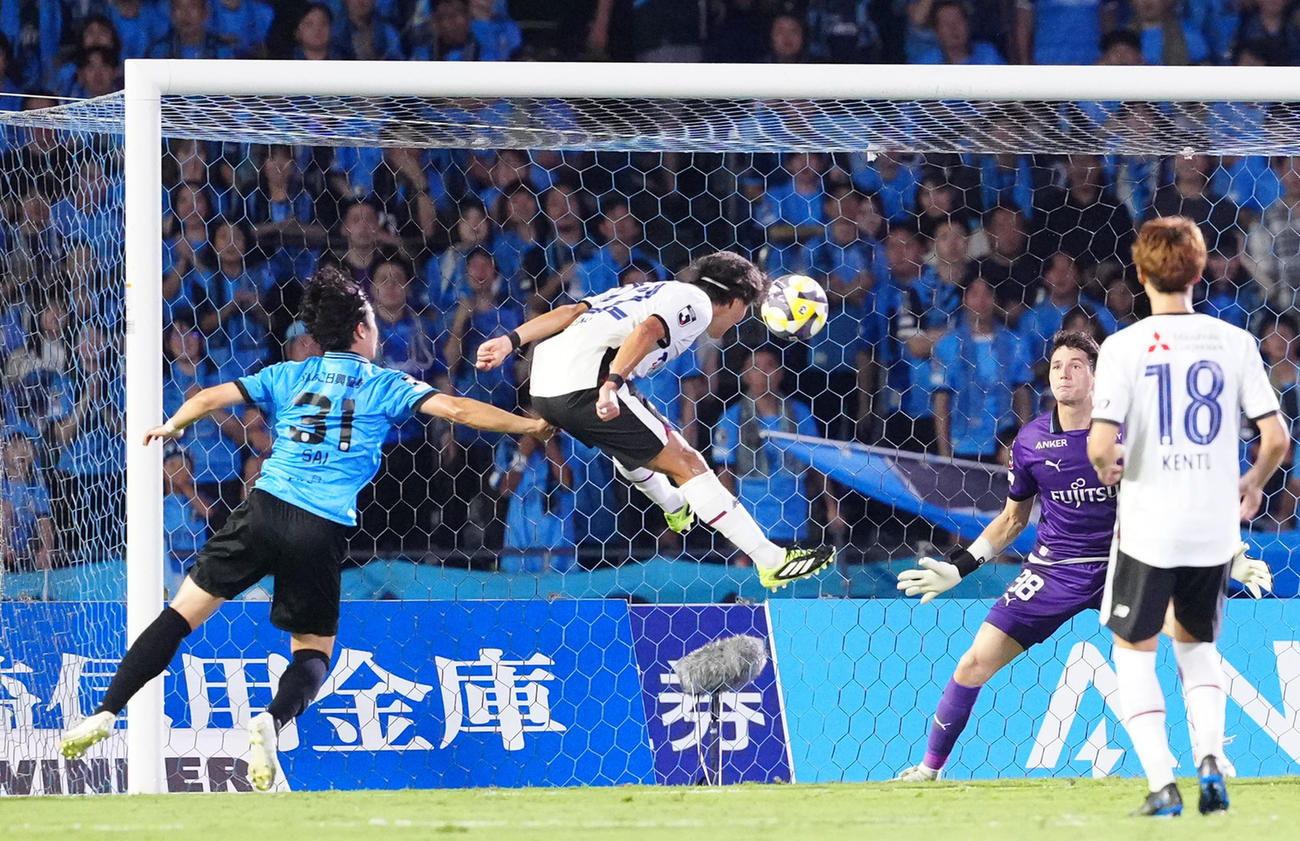 川崎F対東京　前半、ヘディングで先制ゴールを決める東京遠藤（中央左）（撮影・江口和貴）