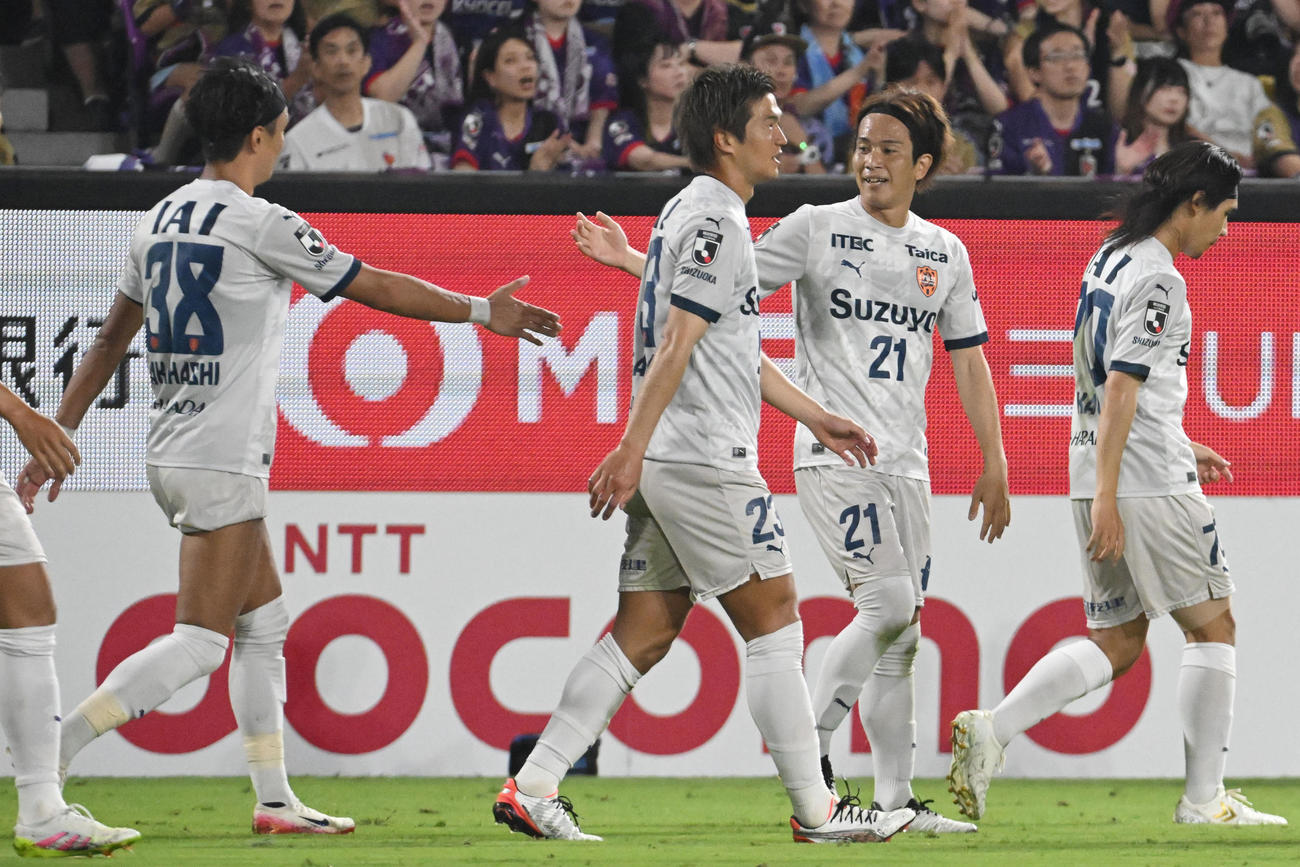 京都対清水　　後半、ゴールを決めた清水矢島（右から2人目）は仲間とハイタッチ（撮影・滝沢美穂子）