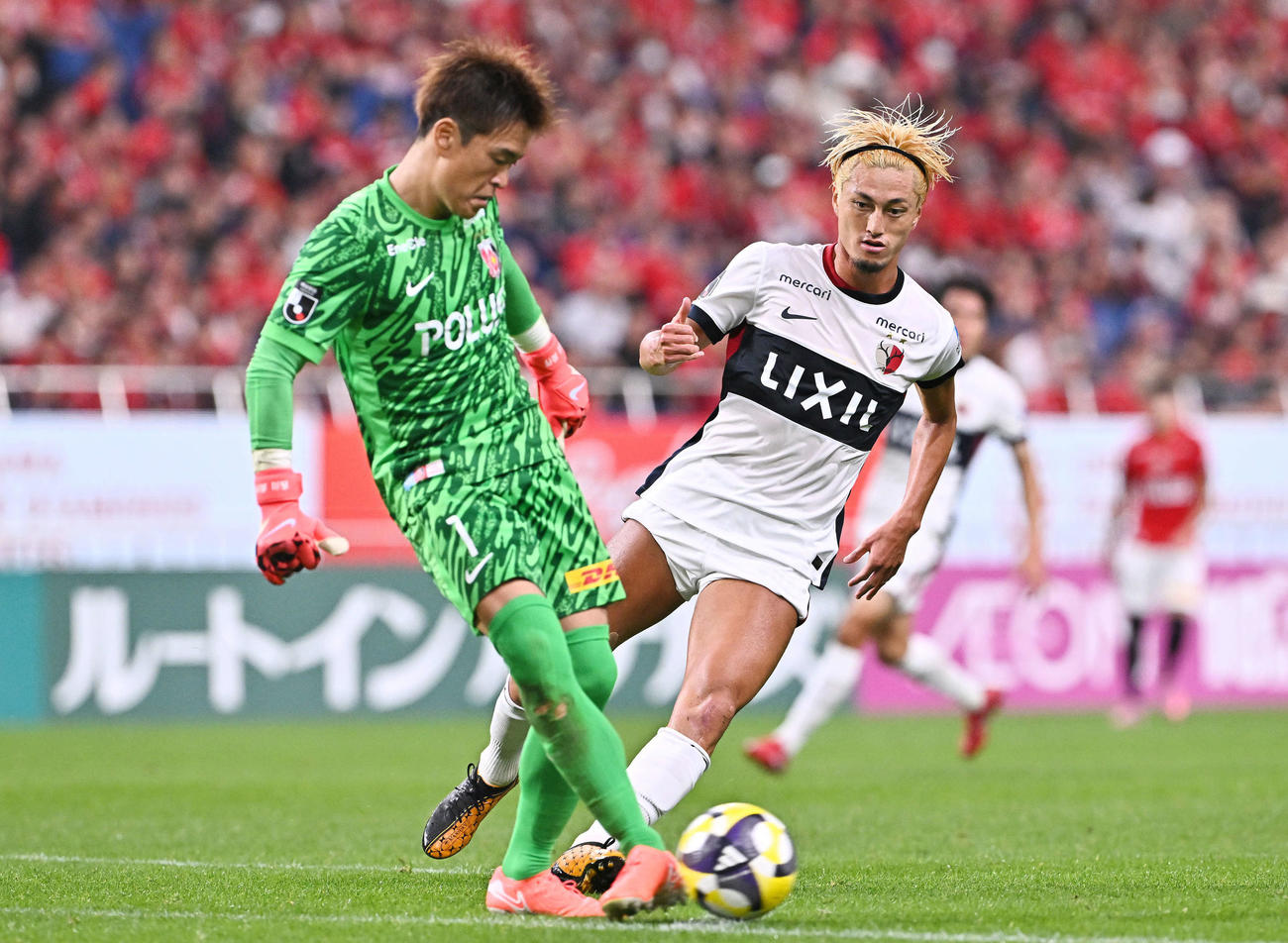 浦和対鹿島　後半、鹿島鈴木（右）は浦和GK西川にプレスをかける（撮影・滝沢徹郎）